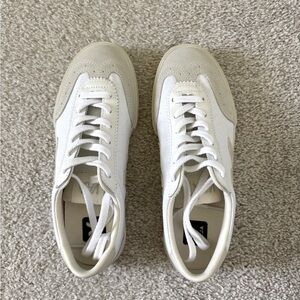 NWOB Veja Volley Canvas W8/M6